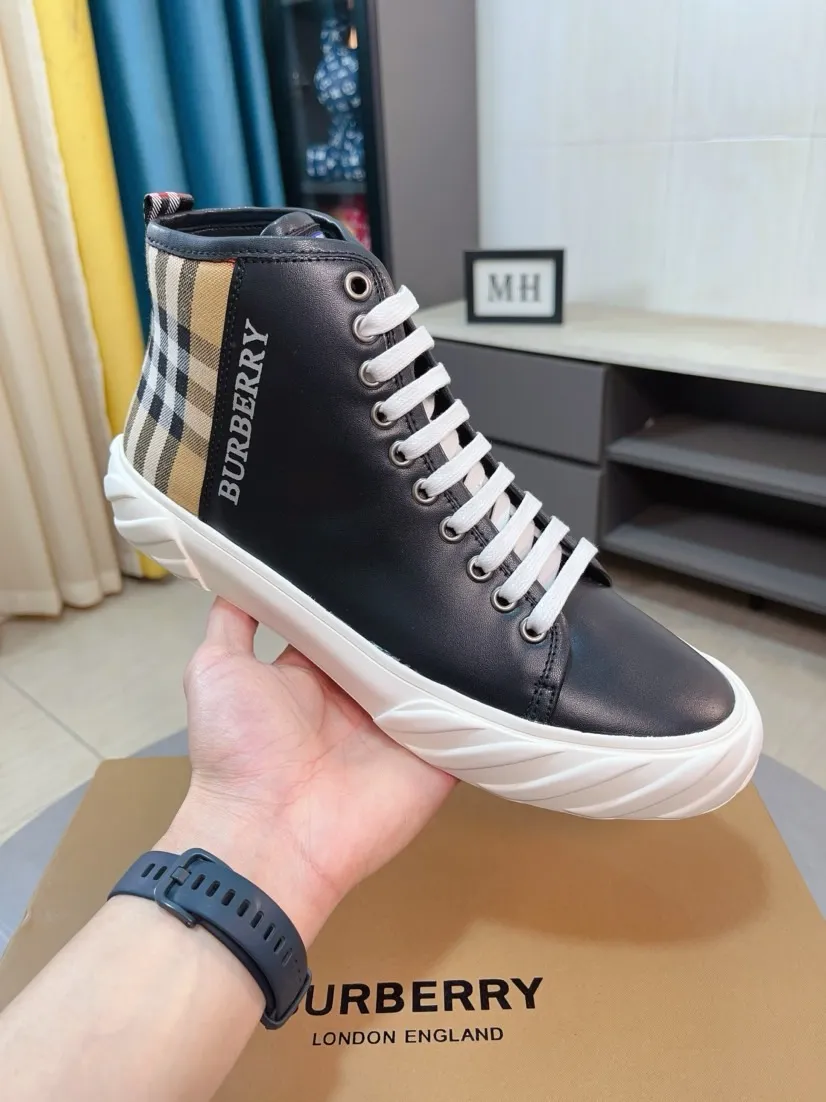 Men's shoes💰440🌹🌹"burberry" Burberry high-top original brand imported from Italy, selected cowhide with electric embroidered logo➕Genuine leather, breathable and comfortable (refuses to discolor and grind feet) Sole: non-slip rubber outsole, original quality, super comfortable Korean style shoes🏃 Men's shoe size: 38-44,